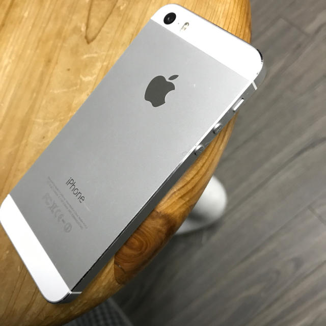 Apple(アップル)のiPhone 5s 16GB Silver DOCIMO スマホ/家電/カメラのスマートフォン/携帯電話(スマートフォン本体)の商品写真