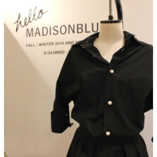 MADISONBLUE(マディソンブルー)の【専用】マディソンブルー MADISONBLUE パールボタンシャツ 伊勢丹限定 レディースのトップス(シャツ/ブラウス(長袖/七分))の商品写真