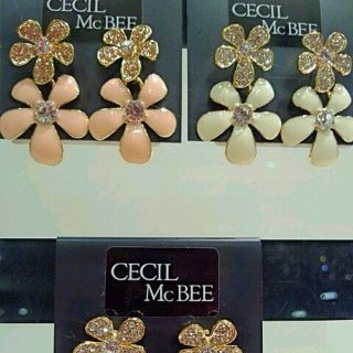 セシルマクビー(CECIL McBEE)のCECIL McBEE花柄ピアス(ピアス)