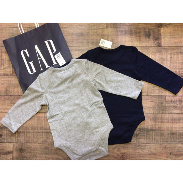 babyGAP(ベビーギャップ)の【新品/未使用】babyGAP長袖ボディロンパース(グレー&ネイビー)90㎝  キッズ/ベビー/マタニティのキッズ服男の子用(90cm~)(Tシャツ/カットソー)の商品写真