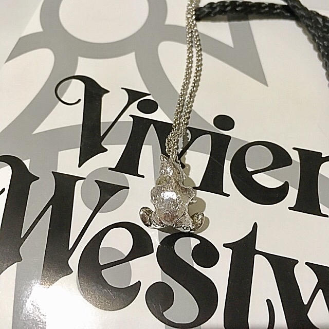 Vivienne Westwood(ヴィヴィアンウエストウッド)の廃番品 Vivienne Westwood シルバーテディベアオーブペンダント レディースのアクセサリー(ネックレス)の商品写真