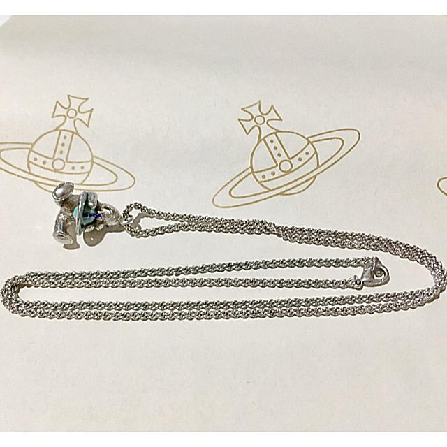 Vivienne Westwood(ヴィヴィアンウエストウッド)の廃番品 Vivienne Westwood シルバーテディベアオーブペンダント レディースのアクセサリー(ネックレス)の商品写真