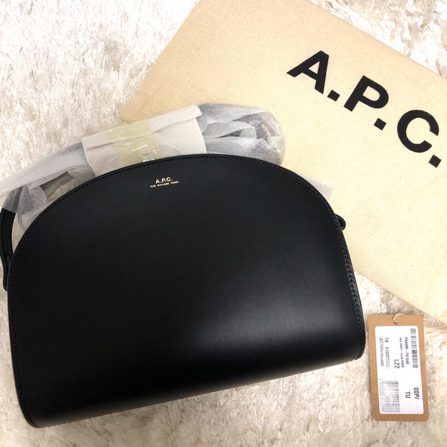 A.P.C(アーペーセー)のA.P.C ハーフムーン クロスボディ ショルダーバッグ ブラック レディースのバッグ(ショルダーバッグ)の商品写真