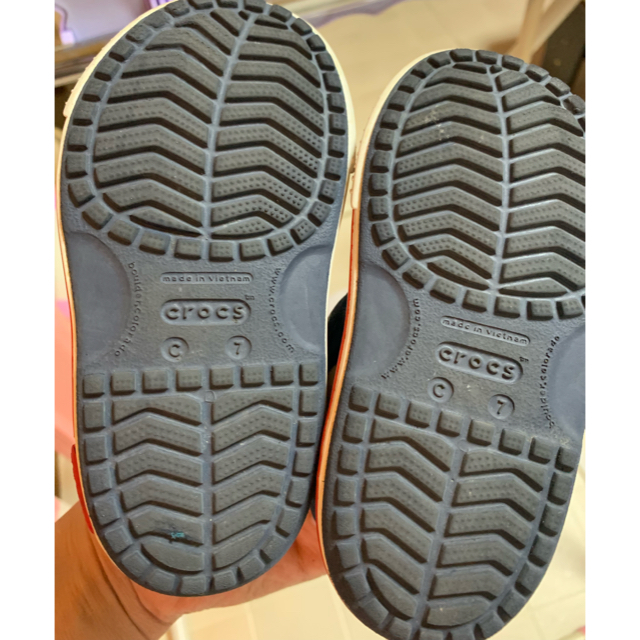 crocs(クロックス)のみーさん専用 クロックスのサンダル✨ネイビー定価2700円くらい キッズ/ベビー/マタニティのベビー靴/シューズ(~14cm)(サンダル)の商品写真