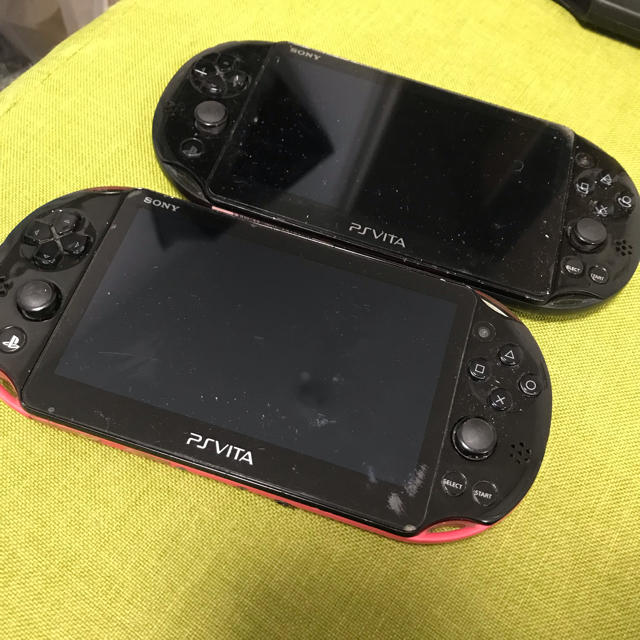 PlayStation Vita(プレイステーションヴィータ)のvita  pch2000 ジャンク 2点セット エンタメ/ホビーのゲームソフト/ゲーム機本体(携帯用ゲーム機本体)の商品写真