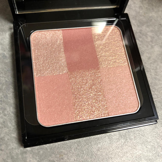 BOBBI BROWN(ボビイブラウン)のBOBBI BROWN ブライトニングブリック 新品未使用 コスメ/美容のベースメイク/化粧品(チーク)の商品写真