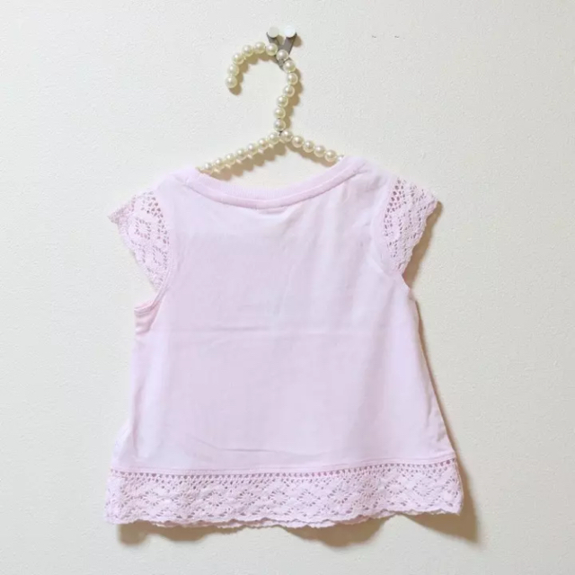 babyGAP(ベビーギャップ)の【定価半額以下】babyGAP♡新品♡80♡肩レースカットソー・ピンク キッズ/ベビー/マタニティのベビー服(~85cm)(Ｔシャツ)の商品写真