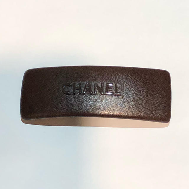 CHANEL(シャネル)のCHANEL シャネル バレッタ レザー ブラウン 髪留め 刻印プレート有り レディースのヘアアクセサリー(バレッタ/ヘアクリップ)の商品写真