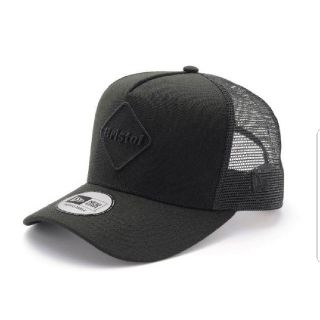 エフシーアールビー(F.C.R.B.)のFCRB NEW ERA EMBLEM MESH CAPブラック×ブラック(キャップ)