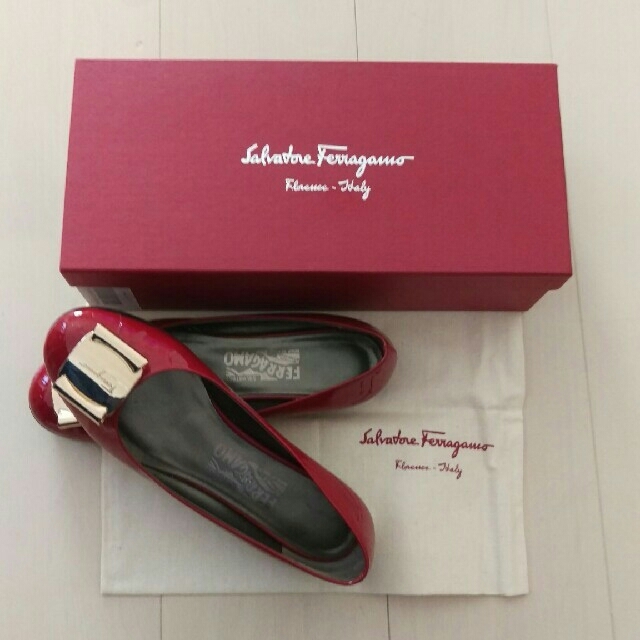 Salvatore Ferragamo(サルヴァトーレフェラガモ)のサルヴァトーレフェラガモ　エナメルパンプス レディースの靴/シューズ(ハイヒール/パンプス)の商品写真