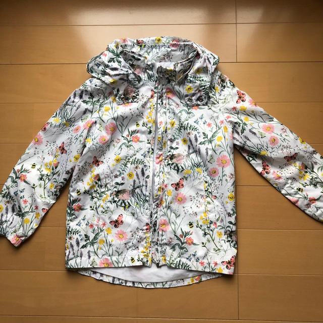 H&M(エイチアンドエム)のウィンドブレーカー 花柄 フラワー 130 キッズ/ベビー/マタニティのキッズ服女の子用(90cm~)(ジャケット/上着)の商品写真