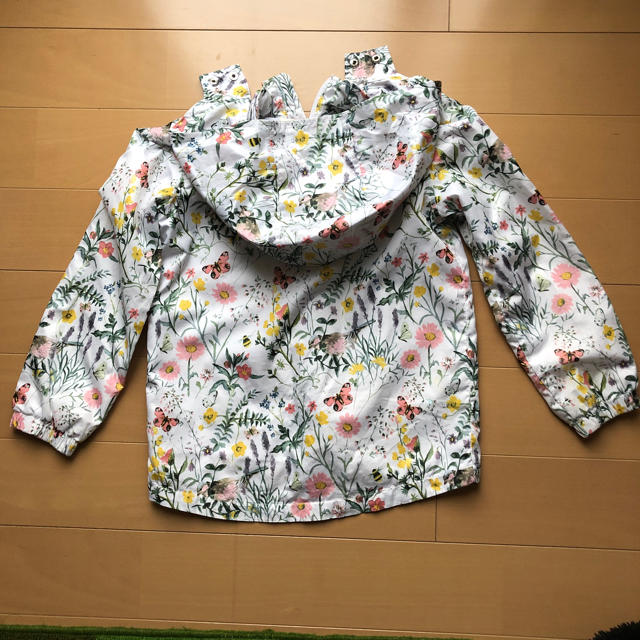 H&M(エイチアンドエム)のウィンドブレーカー 花柄 フラワー 130 キッズ/ベビー/マタニティのキッズ服女の子用(90cm~)(ジャケット/上着)の商品写真