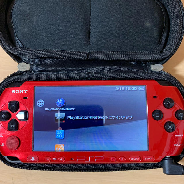 PlayStation Portable(プレイステーションポータブル)の【限定カラー】PSP本体 保護ケース付き エンタメ/ホビーのゲームソフト/ゲーム機本体(家庭用ゲーム機本体)の商品写真