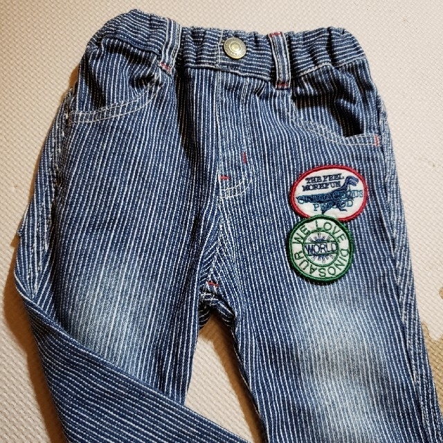  着用少なめ　恐竜ワッペンのデニム　100 キッズ/ベビー/マタニティのキッズ服男の子用(90cm~)(パンツ/スパッツ)の商品写真