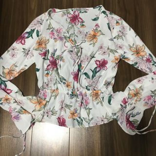 ベルシュカ(Bershka)の美品 ベルシュカ Bershka 花柄 フラワー ブラウス(シャツ/ブラウス(長袖/七分))