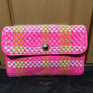 ケイトスペードニューヨーク(kate spade new york)の【美品】ケイトスペード エナメル編みフラップクラッチ ネオンピンク(クラッチバッグ)