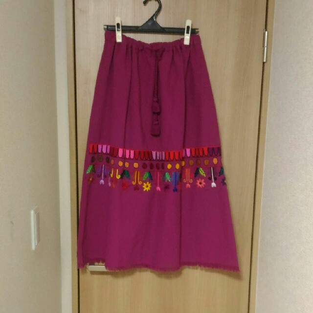 titicaca(チチカカ)のチチカカ　刺繍ロングスカート　赤紫 レディースのスカート(ロングスカート)の商品写真