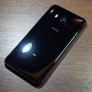 ハリウッドトレーディングカンパニー(HTC)のhtc U11 au版 HTV33 ブリリアントブラック(スマートフォン本体)