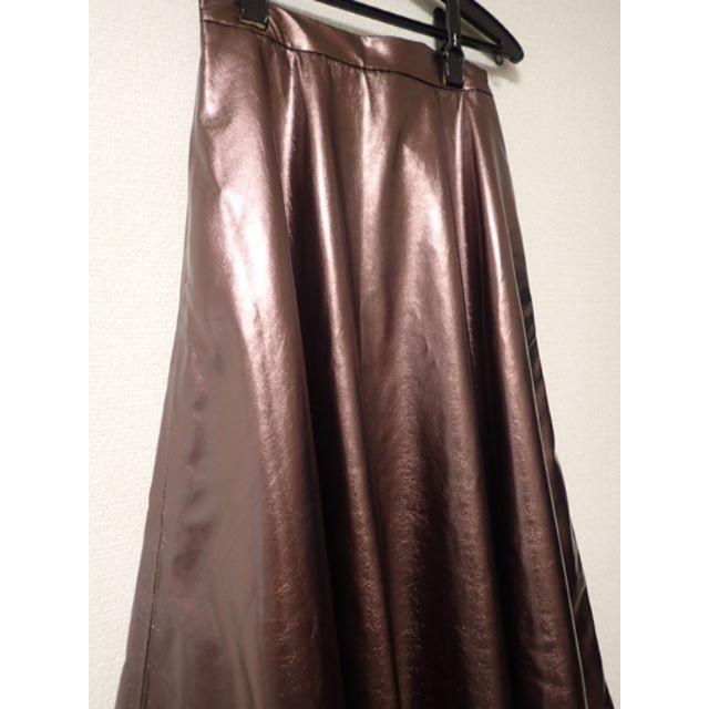 Ameri VINTAGE(アメリヴィンテージ)のAmeri VINTAGE GLOSSY ENAMEL FLARE SKIRT レディースのスカート(ロングスカート)の商品写真