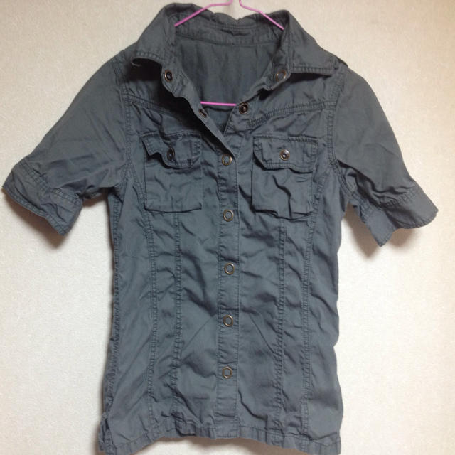 送込カーキミリタリーシャツ レディースのトップス(シャツ/ブラウス(半袖/袖なし))の商品写真