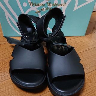 ヴィヴィアンウエストウッド(Vivienne Westwood)のロッキンホースウイング・サンダル ブラック(サンダル)