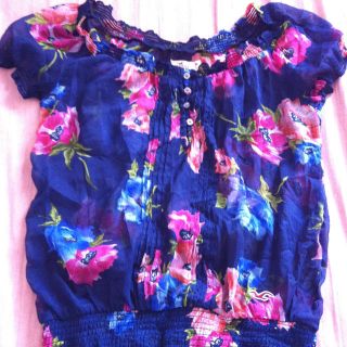 ホリスター(Hollister)のホリスター花柄トップス(シャツ/ブラウス(半袖/袖なし))