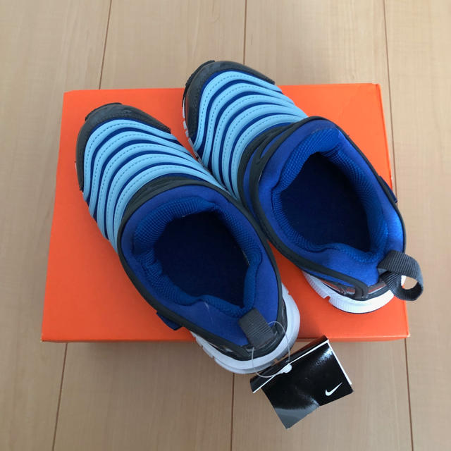 NIKE(ナイキ)のナイキ ダイナモフリー 20㎝ 新品 新色2019 ブルー 青 ダイナモNIKE キッズ/ベビー/マタニティのキッズ靴/シューズ(15cm~)(スニーカー)の商品写真