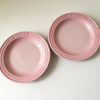 ルクルーゼ(LE CREUSET)の【美品】ル・クルーゼ　ラウンドプレート15cm 2枚　ミルキーピンク(食器)