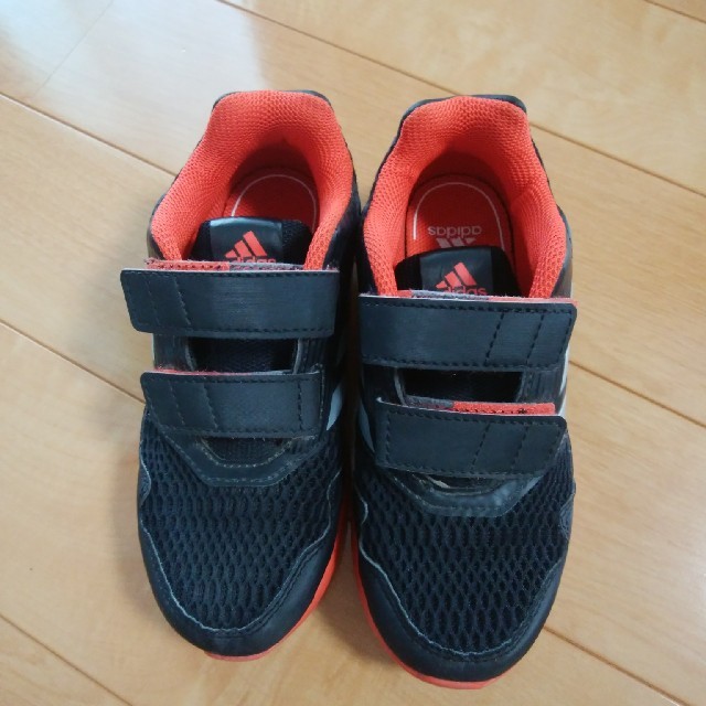 adidas(アディダス)のadidas スニーカー キッズ/ベビー/マタニティのキッズ靴/シューズ(15cm~)(その他)の商品写真