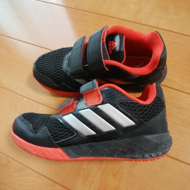 adidas(アディダス)のadidas スニーカー キッズ/ベビー/マタニティのキッズ靴/シューズ(15cm~)(その他)の商品写真