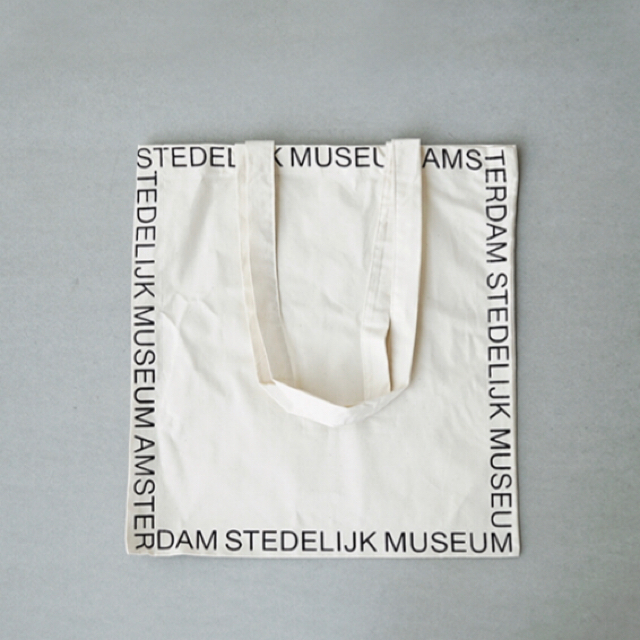 YAECA(ヤエカ)のアムステルダム STEDELIJK MUSEUM  市立美術館 トートバッグ レディースのバッグ(トートバッグ)の商品写真