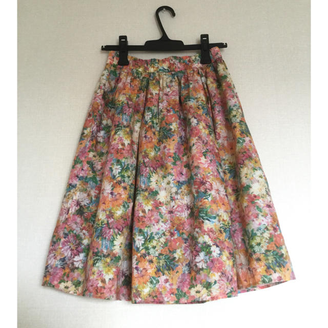 URBAN RESEARCH DOORS(アーバンリサーチドアーズ)の専用 アーバンリサーチ リバティ花柄スカート  レディースのスカート(ひざ丈スカート)の商品写真