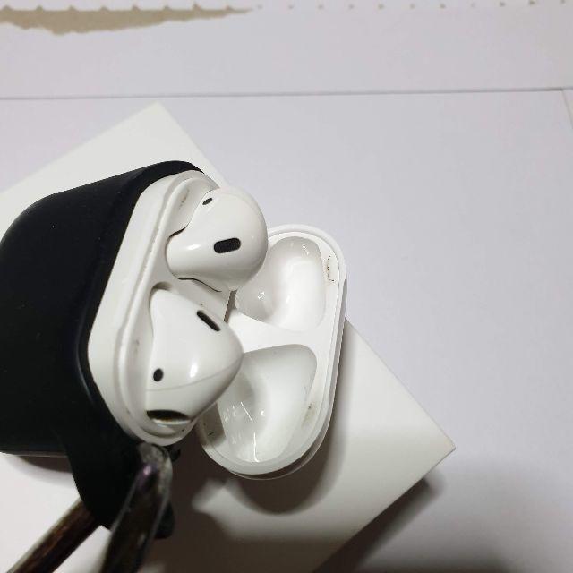 Apple(アップル)の値下げ。Apple airpods　箱あり スマホ/家電/カメラのスマホアクセサリー(ストラップ/イヤホンジャック)の商品写真