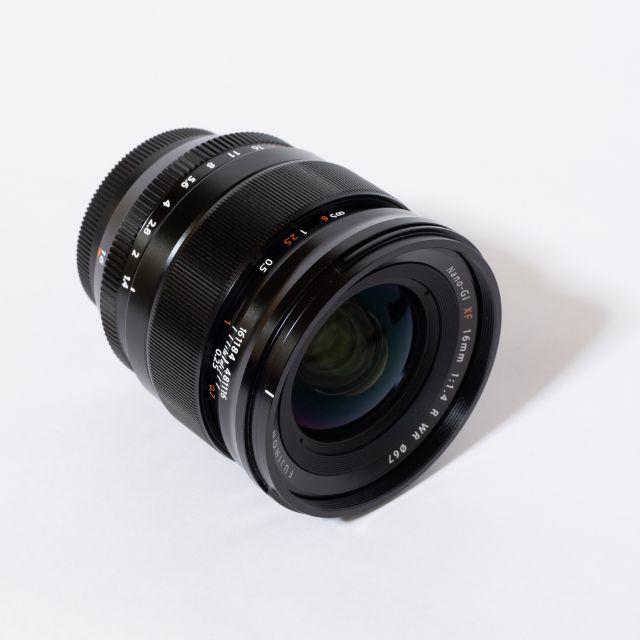 富士フイルム(フジフイルム)の【美品・送料無料】XF16mmF1.4 R WR【おまけ付き！】 スマホ/家電/カメラのカメラ(レンズ(単焦点))の商品写真