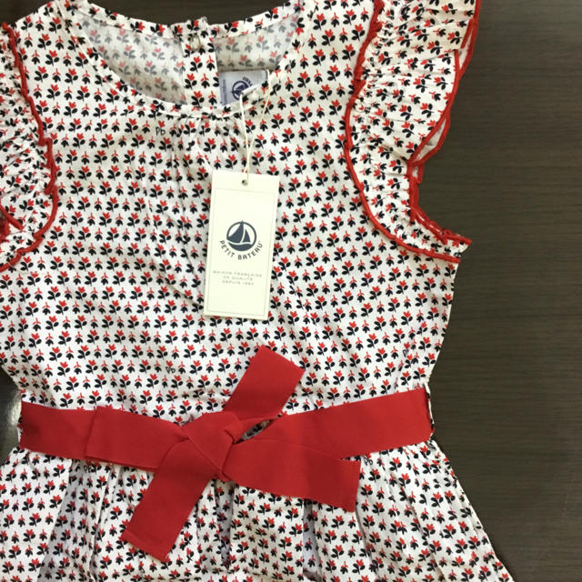 PETIT BATEAU(プチバトー)の【新品】プチバトー 4ans ポプリンプリントワンピース レッド キッズ/ベビー/マタニティのキッズ服女の子用(90cm~)(ワンピース)の商品写真