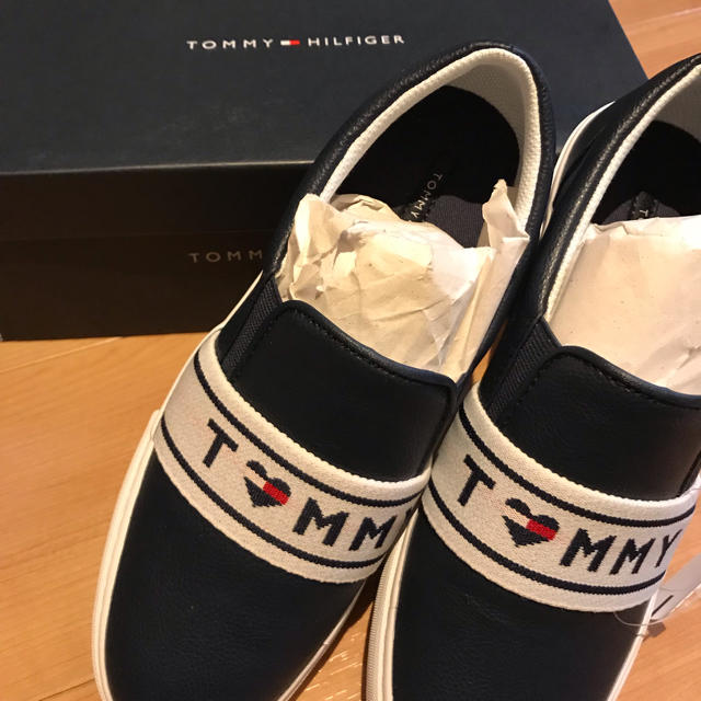 TOMMY HILFIGER(トミーヒルフィガー)のトミーヒルフィガー◇ロゴライン＊シンプルスリッポン レディースの靴/シューズ(スニーカー)の商品写真