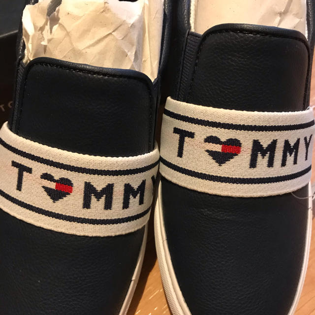 TOMMY HILFIGER(トミーヒルフィガー)のトミーヒルフィガー◇ロゴライン＊シンプルスリッポン レディースの靴/シューズ(スニーカー)の商品写真