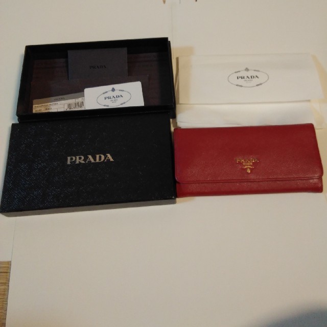 PRADA財布