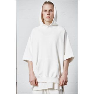 フィアオブゴッド(FEAR OF GOD)のfog essentials 半袖パーカー Mサイズ 新品 白 エッセンシャルズ(パーカー)