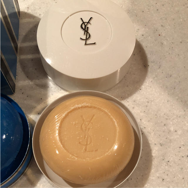 Yves Saint Laurent Beaute(イヴサンローランボーテ)の未使用 イヴ・サンローラン 石鹸 二個セット コスメ/美容のボディケア(ボディソープ/石鹸)の商品写真