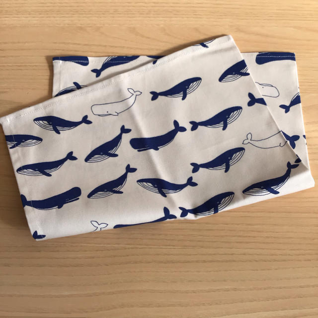w55×35cmランチョンマットコップ袋の2点セット 白 青クジラ くじら ハンドメイドのキッズ/ベビー(外出用品)の商品写真
