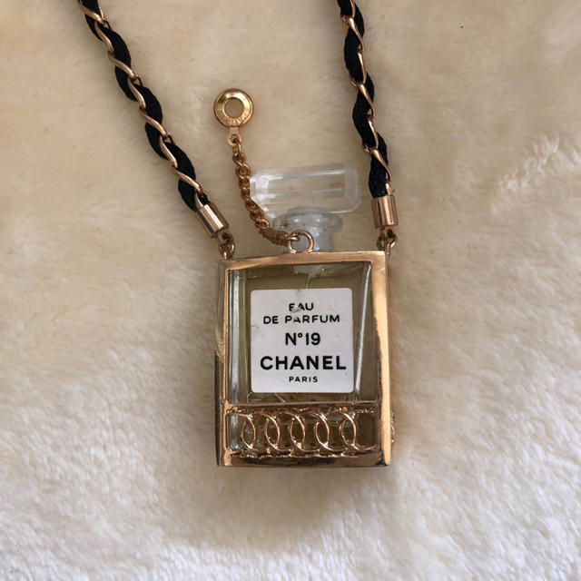 CHANEL ボトルネックレス