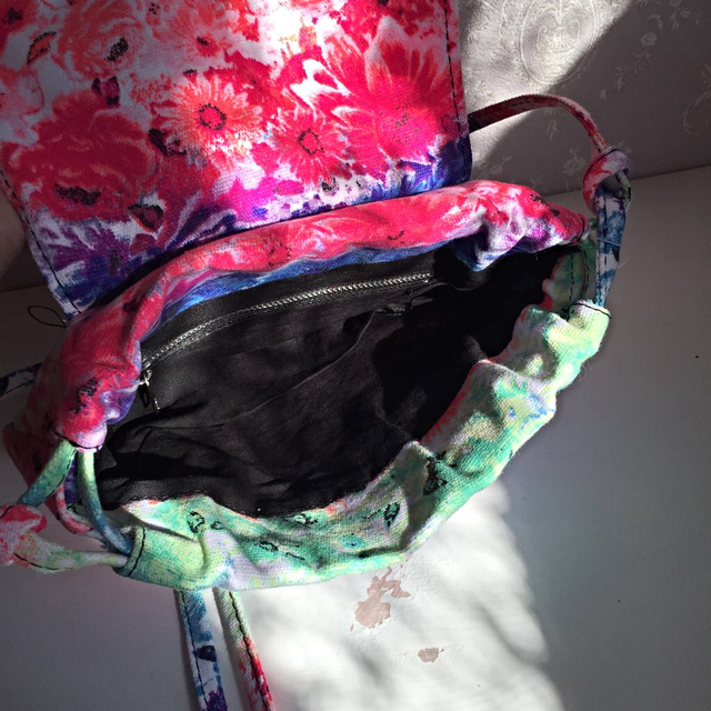 Victoria's Secret(ヴィクトリアズシークレット)のPINK 完売 花柄 タイダイポシェット レディースのバッグ(ショルダーバッグ)の商品写真