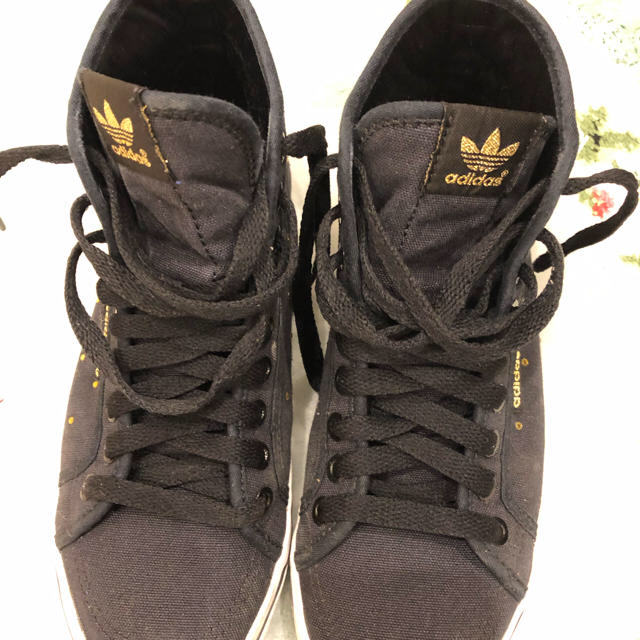 adidas(アディダス)のスニーカー アディダス 23.5cm レディース レディースの靴/シューズ(スニーカー)の商品写真