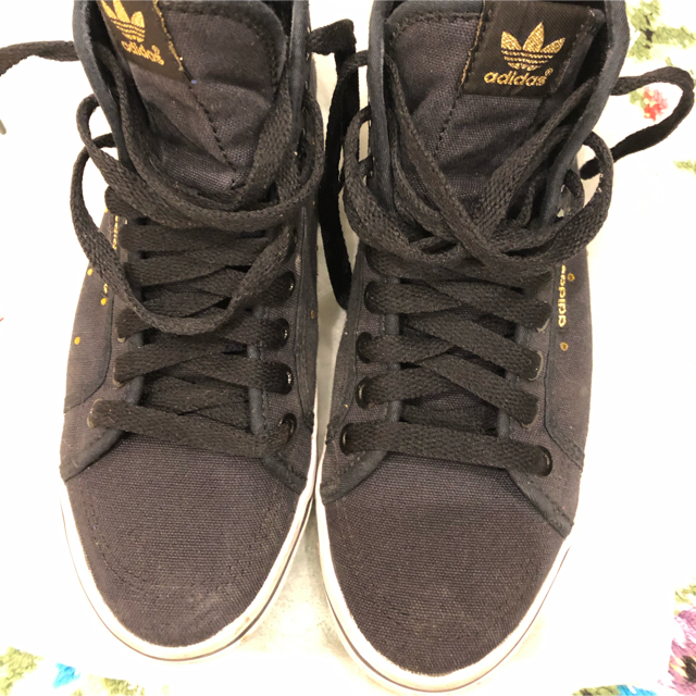 adidas(アディダス)のスニーカー アディダス 23.5cm レディース レディースの靴/シューズ(スニーカー)の商品写真