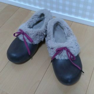 クロックス(crocs)のcrocs ボア　スリッポン　リボン　サンダル(サンダル)