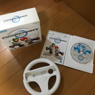 ウィー(Wii)のWii  マリオカートハンドル付き(家庭用ゲームソフト)