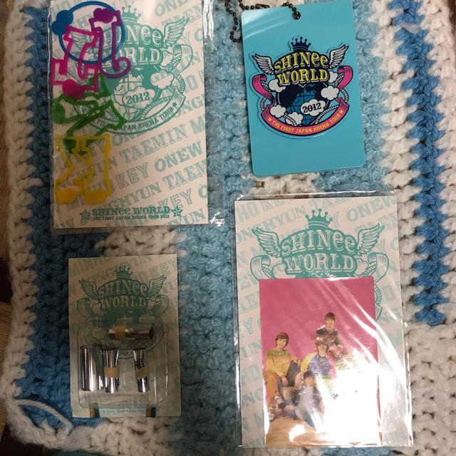 SHINee(シャイニー)のおまけ付き！SHINee world 2012 ポーチ、パスケースセット エンタメ/ホビーのCD(K-POP/アジア)の商品写真