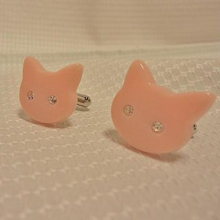 サーモンピンク色猫のカフスボタン ハンドメイド(カフリンクス)