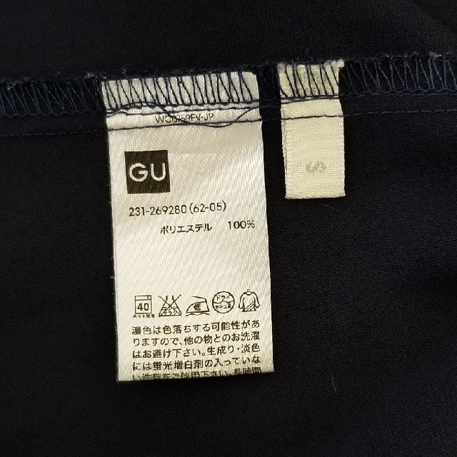 GU(ジーユー)のネイビー  トップス レディースのトップス(シャツ/ブラウス(半袖/袖なし))の商品写真